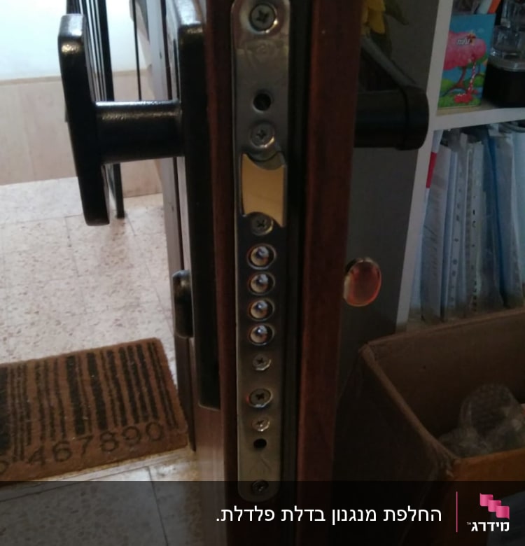 מנעול דלת עם בריחים ומנגנון נעילה